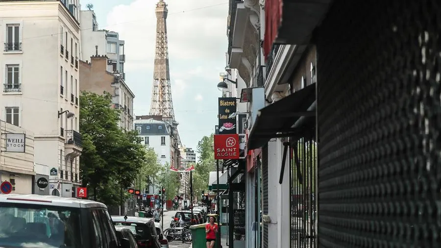 Una mujer corre por las calles vacías de París durante el confinamiento por el coronavirus