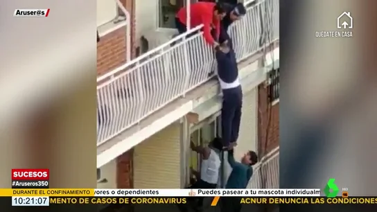 Vecinos de Fuenlabrada salvan a un hombre de caer al vacío desde su balcón Vecinos de Fuenlabrada salvan a un hombre de caer al vacío desde su balcón