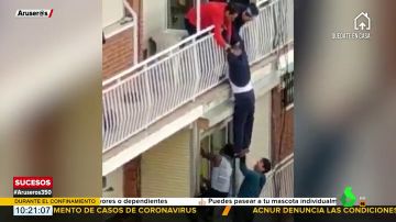 Vecinos de Fuenlabrada salvan a un hombre de caer al vacío desde su balcón