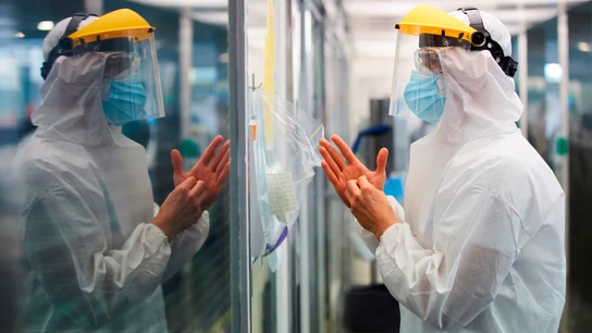 Un sanitario protegido con el Equipo de Protección Individual (EPI) en un hospital Un sanitario protegido con el Equipo de Protección Individual (EPI) en un hospital