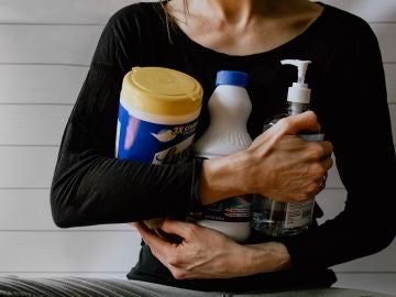 Compramos productos de limpieza y limpiamos porque es la única forma que tenemos de controlar la situación Compramos productos de limpieza y limpiamos porque es la única forma que tenemos de controlar la situación