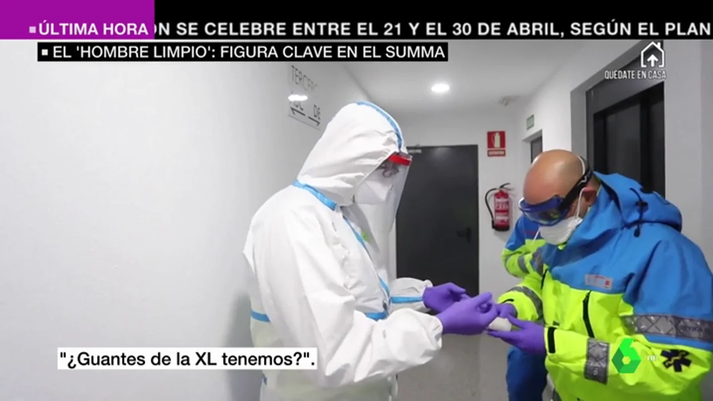 'El hombre limpio', así es la persona que vigila que los sanitarios del SUMMA no se contaminen por coronavirus mientras salvan vidas 'El hombre limpio', así es la persona que vigila que los sanitarios del SUMMA no se contaminen por coronavirus mientras salvan vidas