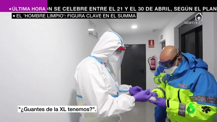 'El hombre limpio', así es la persona que vigila que los sanitarios del SUMMA no se contaminen por coronavirus mientras salvan vidas