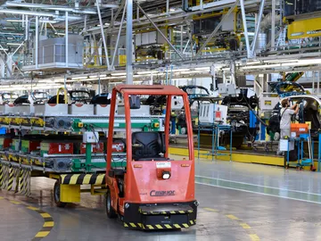 Un vehículo con guiado automático, circula por la planta del Grupo Renault en Valladolid. Un vehículo con guiado automático, circula por la planta del Grupo Renault en Valladolid.