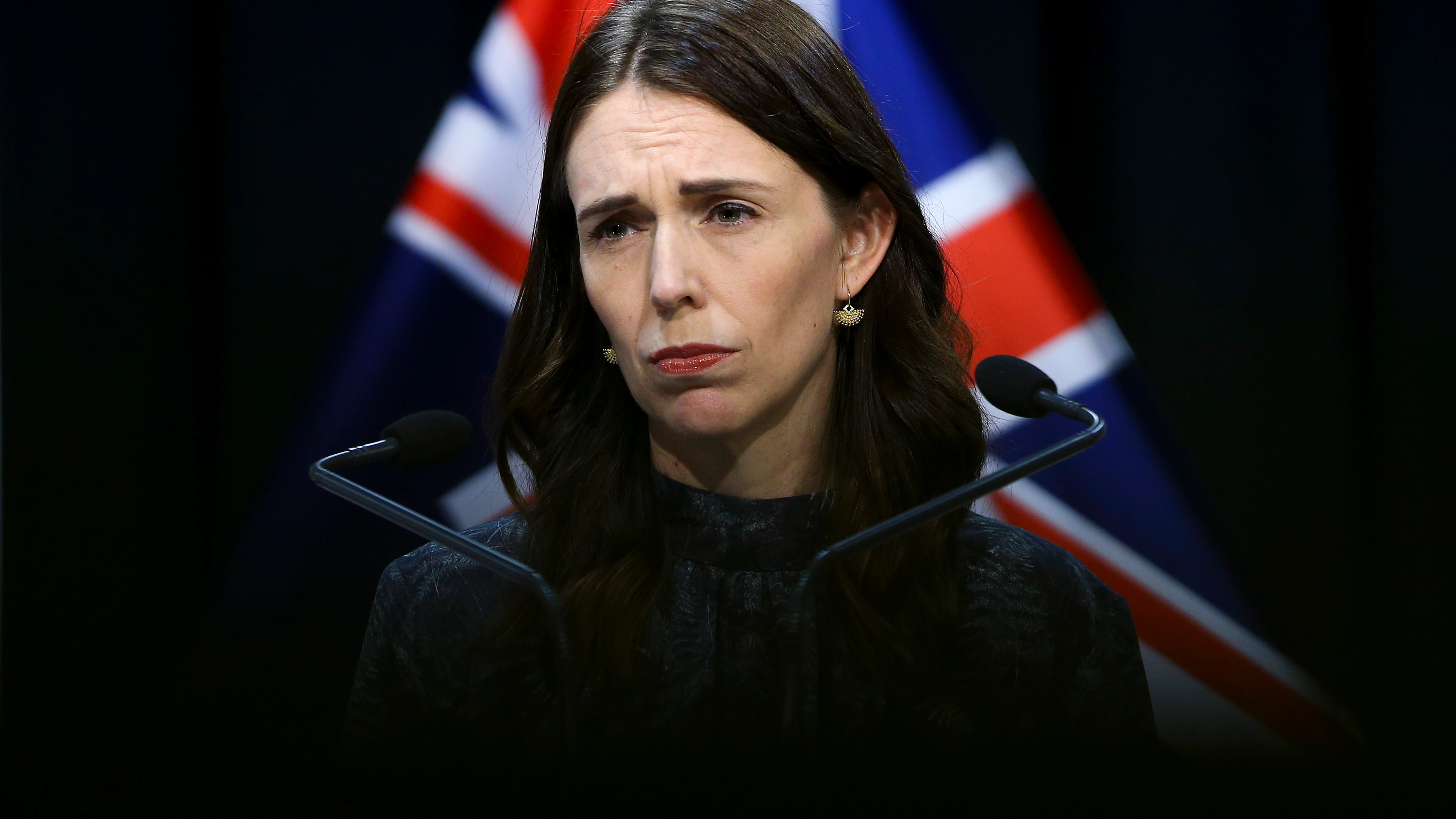 La primera ministra de Nueva Zelanda, Jacinda Ardern, atiende a los medios