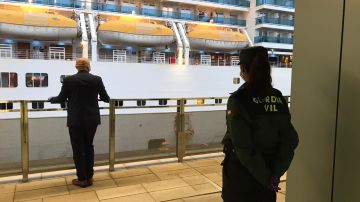 Agentes de la Guardia Civil supervisan el desembarco en el puerto de Barcelona