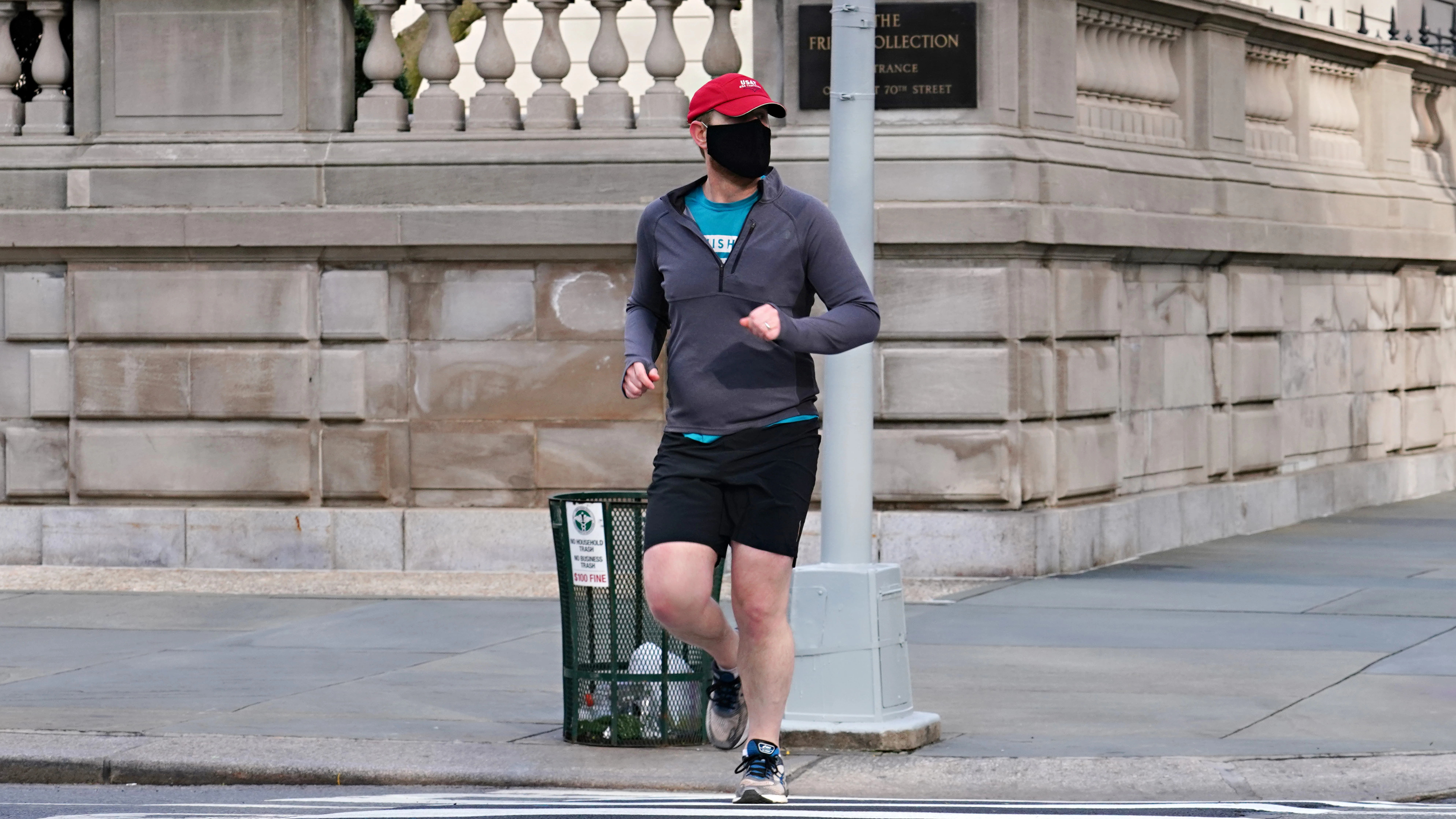 Un hombre hace deporte en la calle con mascarilla