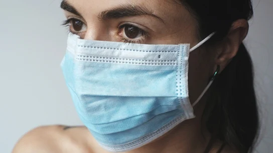 Mujer con mascarilla Mujer con mascarilla