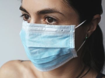 Mujer con mascarilla Mujer con mascarilla