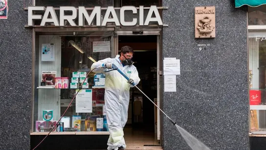 Un trabajador delimpieza desinfecta los alrededores de una Farmacia. Un trabajador delimpieza desinfecta los alrededores de una Farmacia.