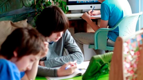 Ni&ntilde;os y adolescentes confinados