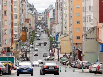Una calle ve incrementado el tráfico de vehículos Una calle ve incrementado el tráfico de vehículos