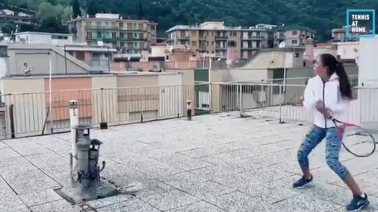 Dos niñas juegan al tenis desde las azoteas Dos niñas juegan al tenis desde las azoteas