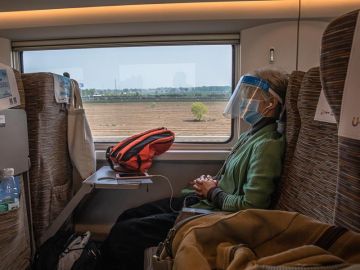 Una pasajera durante un viaje entre Wuhan y Pekín Una pasajera durante un viaje entre Wuhan y Pekín