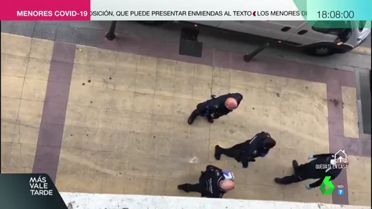 La discusión entre un transportista y varios policías: "Estoy trabajando igual que tú, ¿crees que me puedes multar con 1.500 euros?" La discusión entre un transportista y varios policías: "Estoy trabajando igual que tú, ¿crees que me puedes multar con 1.500 euros?"