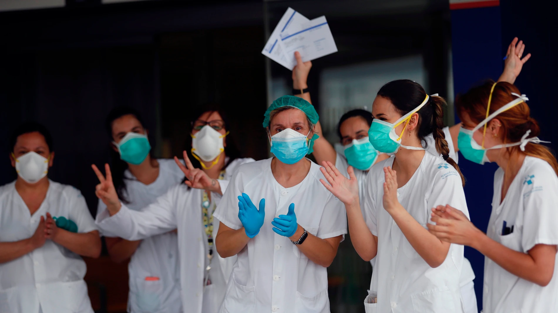 Un grupo de sanitarios de Urgencias del Hospital Universitario Central de Asturias (HUCA) agradecen en plena pandemia las muestras de reconocimiento diario a su labor, en Oviedo