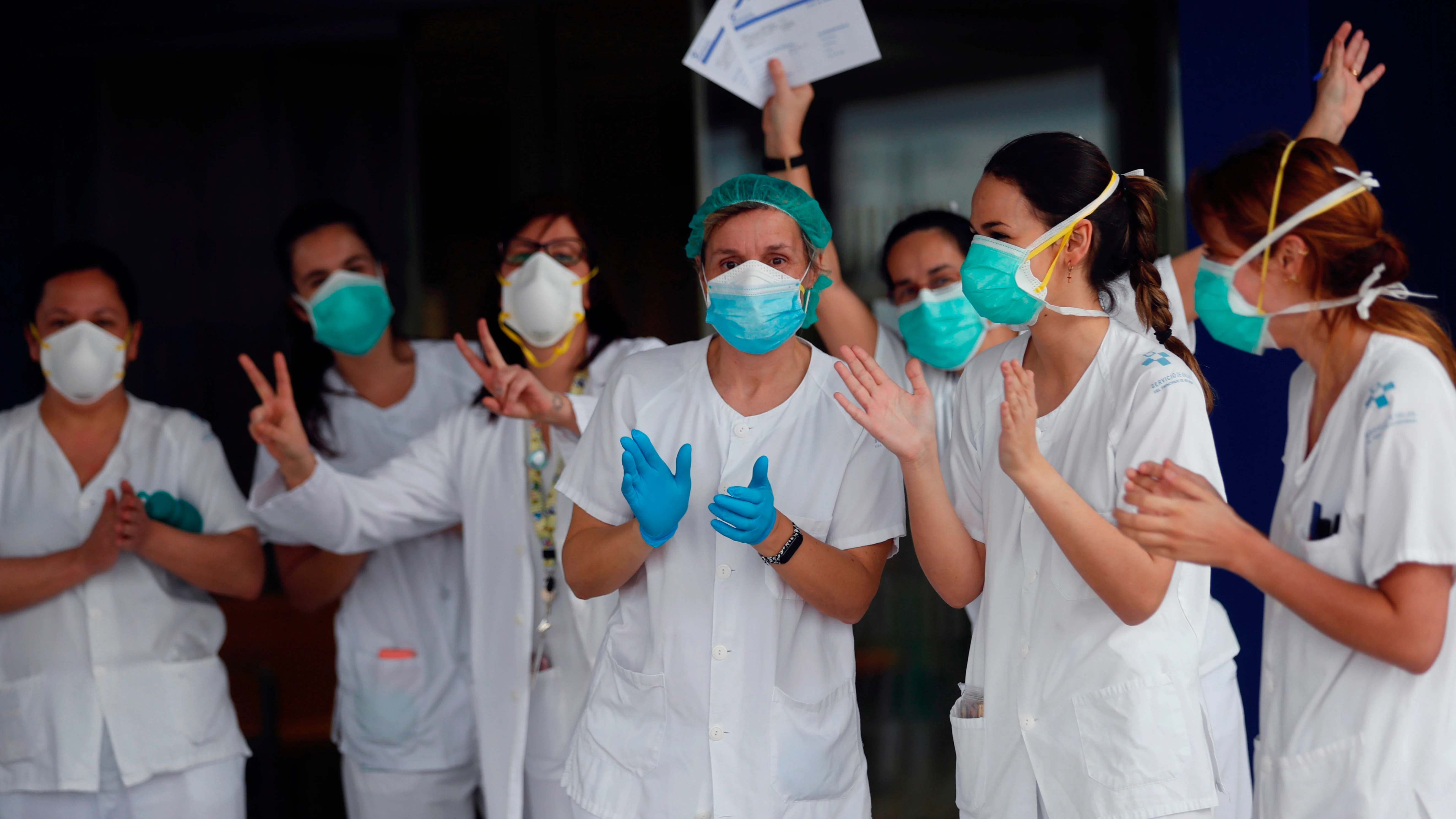 Un grupo de sanitarios de Urgencias del Hospital Universitario Central de Asturias (HUCA) agradecen este lunes las muestras de reconocimiento diario a su labor, en Oviedo