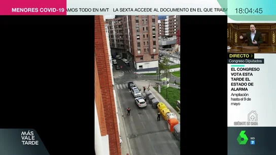 El emotivo momento en el que la Policía ayuda a un joven a pedirle matrimonio a su novia: "Que salga a la ventana Amaia, por favor" El emotivo momento en el que la Policía ayuda a un joven a pedirle matrimonio a su novia: "Que salga a la ventana Amaia, por favor"