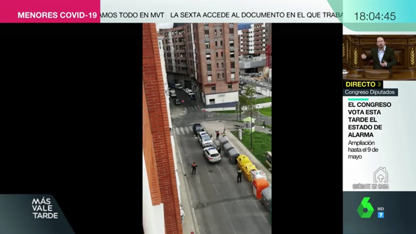 El emotivo momento en el que la Policía ayuda a un joven a pedirle matrimonio a su novia: "Que salga a la ventana Amaia, por favor" El emotivo momento en el que la Policía ayuda a un joven a pedirle matrimonio a su novia: "Que salga a la ventana Amaia, por favor"