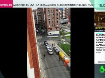 El emotivo momento en el que la Policía ayuda a un joven a pedirle matrimonio a su novia: "Que salga a la ventana Amaia, por favor" El emotivo momento en el que la Policía ayuda a un joven a pedirle matrimonio a su novia: "Que salga a la ventana Amaia, por favor"