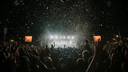 Cientos de personas en un concierto al aire libre concierto