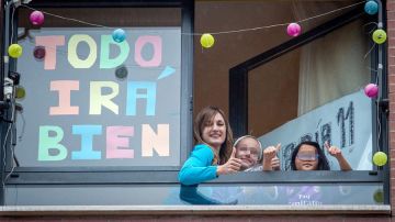 Una familia saluda a la Policía Nacional desde su ventana en Logroño