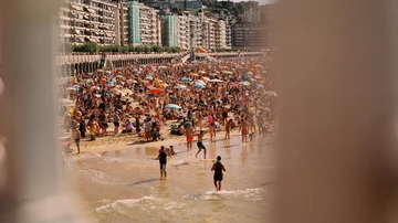 Cientos de personas se agolpan en la playa de la Concha, San Sebastián, en 2019