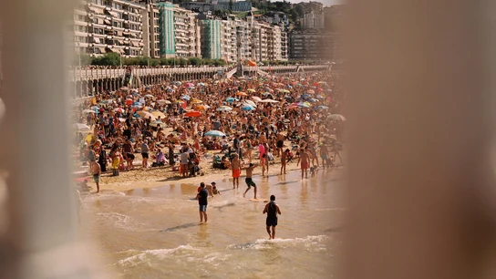 Cientos de personas se agolpan en la playa de la Concha, San Sebastián, en 2019 vacaciones