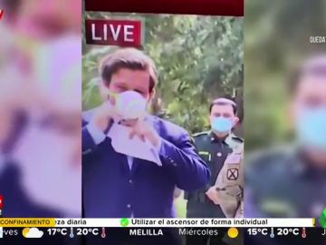El momento incómodo del gobernador de Florida al ser incapaz de ponerse bien la mascarilla El momento incómodo del gobernador de Florida al ser incapaz de ponerse bien la mascarilla