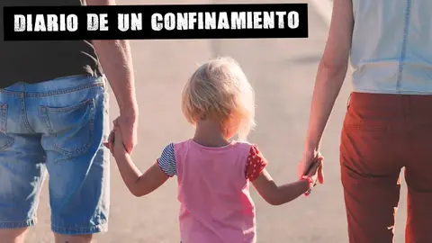 Imagen de un niño de la mano de sus padres Imagen de un niño de la mano de sus padres