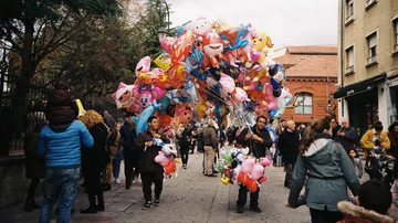 Un hombre vende globos de helio en la calle