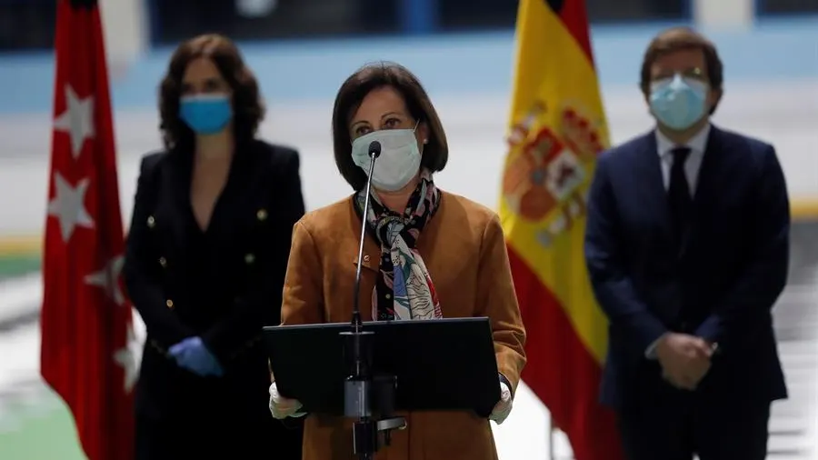 La ministra de Defensa, Margarita Robles junto con José Luis Martínez-Almeida e Isabel Díaz Ayuso