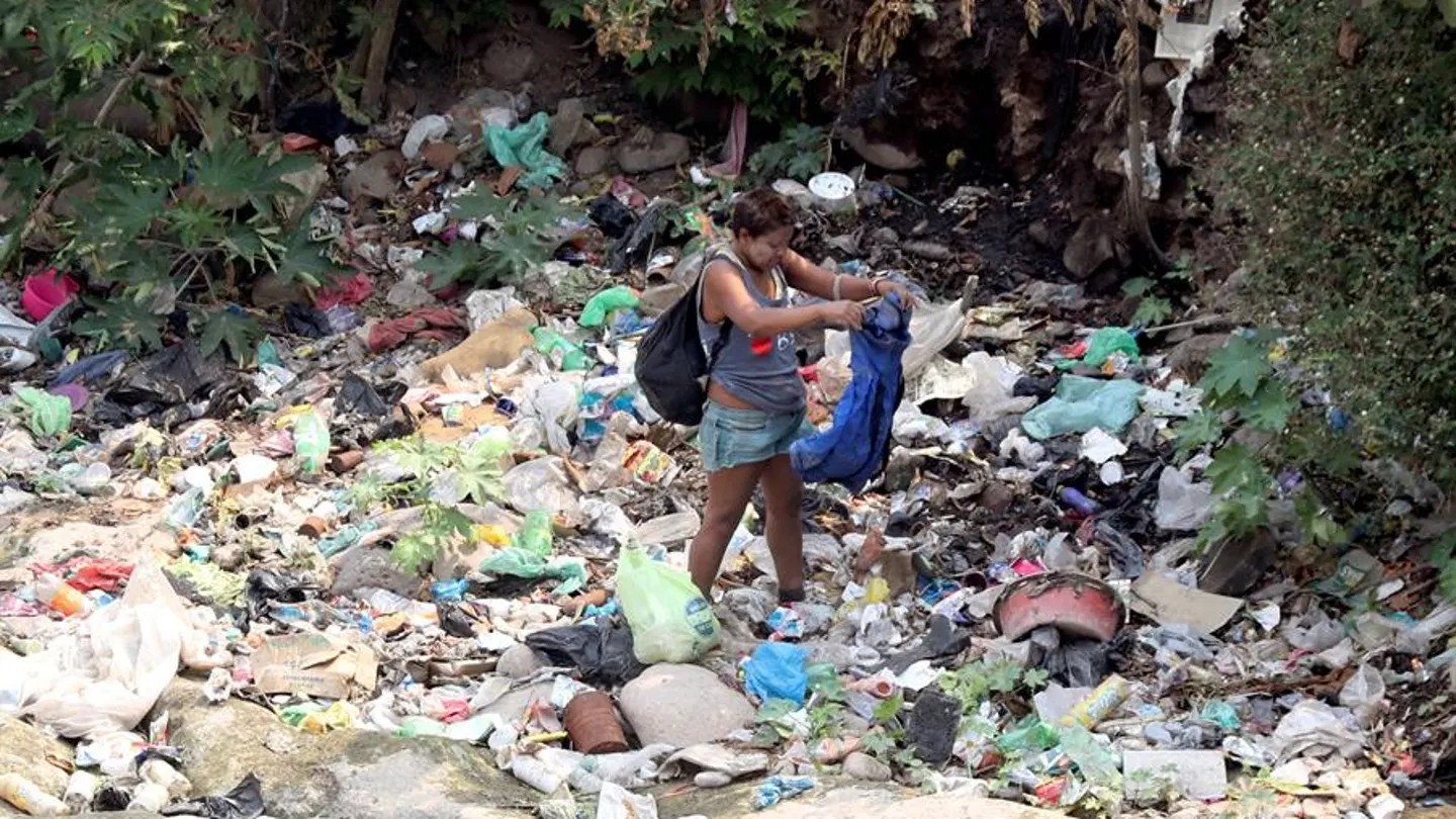 Una mujer busca entre la basura en Tegucigalpa (Honduras) Una mujer busca entre la basura en Tegucigalpa (Honduras)