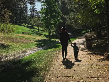 Paseando con un niño Paseando con un niño