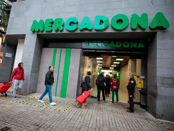 Clientes guardan la distancia de seguridad en la entrada de un Mercadona Clientes guardan la distancia de seguridad en la entrada de un Mercadona