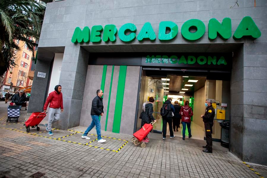 Clientes guardan la distancia de seguridad en la entrada de un Mercadona