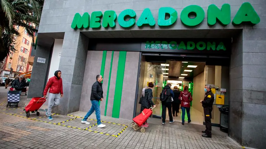 Clientes guardan la distancia de seguridad en la entrada de un Mercadona