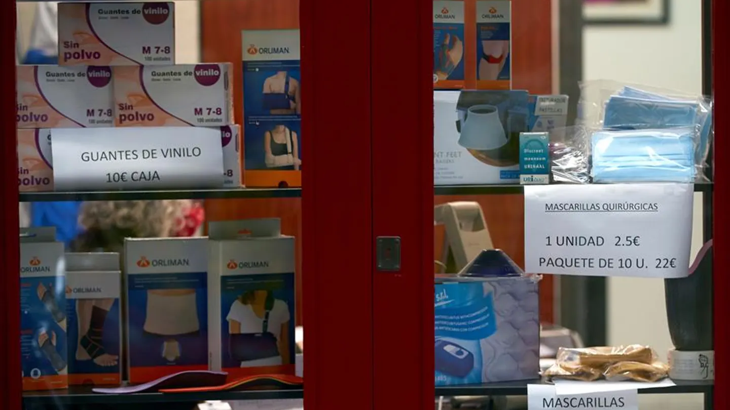 Vista de una ortopedia anunciando guantes y mascarillas en Barcelona Vista de una ortopedia anunciando guantes y mascarillas en Barcelona