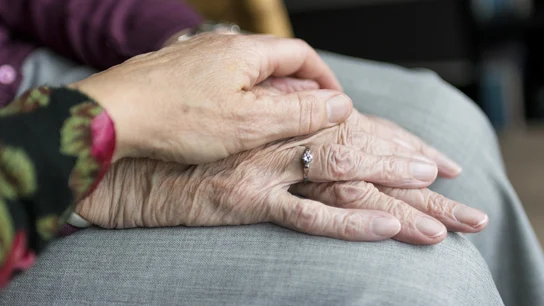 Manos de una anciana Manos de una anciana