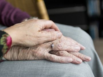 Manos de una anciana Manos de una anciana