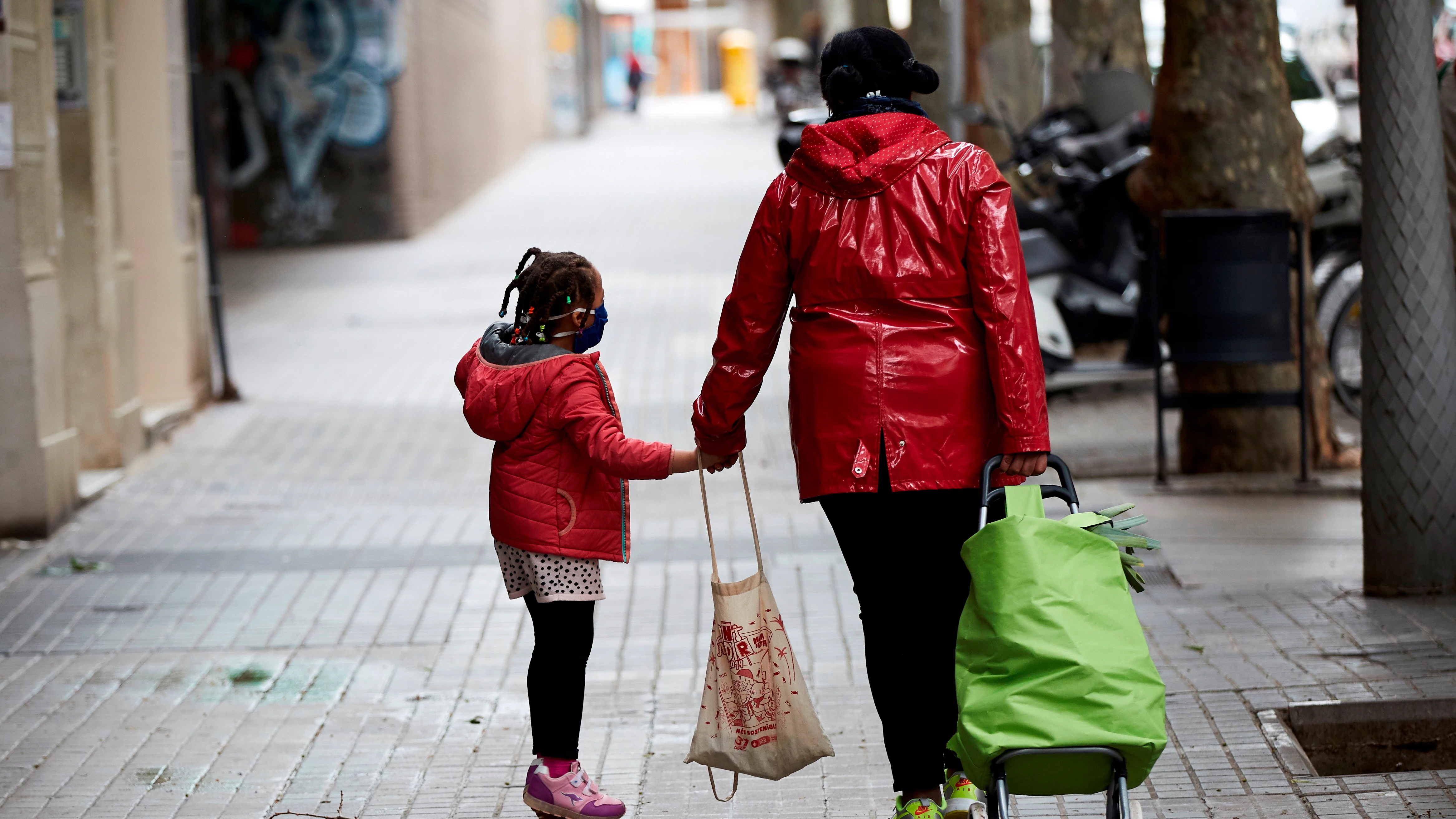 Una niña camina junto a su madre (Archivo)