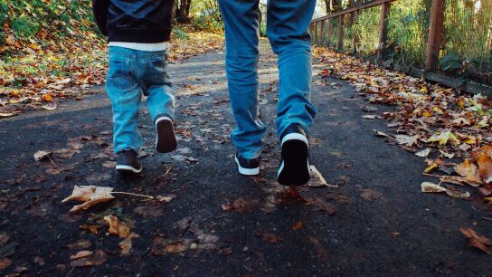 Un adulto y un ni&ntilde;o paseando