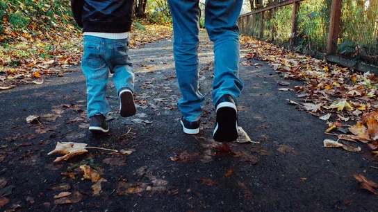 Un adulto y un niño paseando Un adulto y un niño paseando