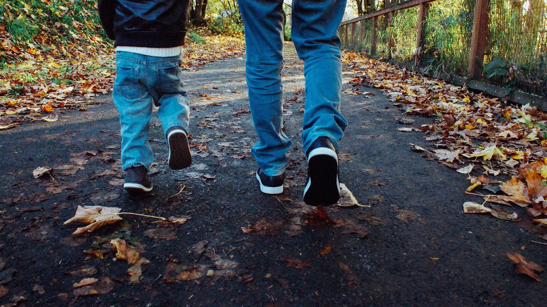 Un adulto y un niño paseando Un adulto y un niño paseando