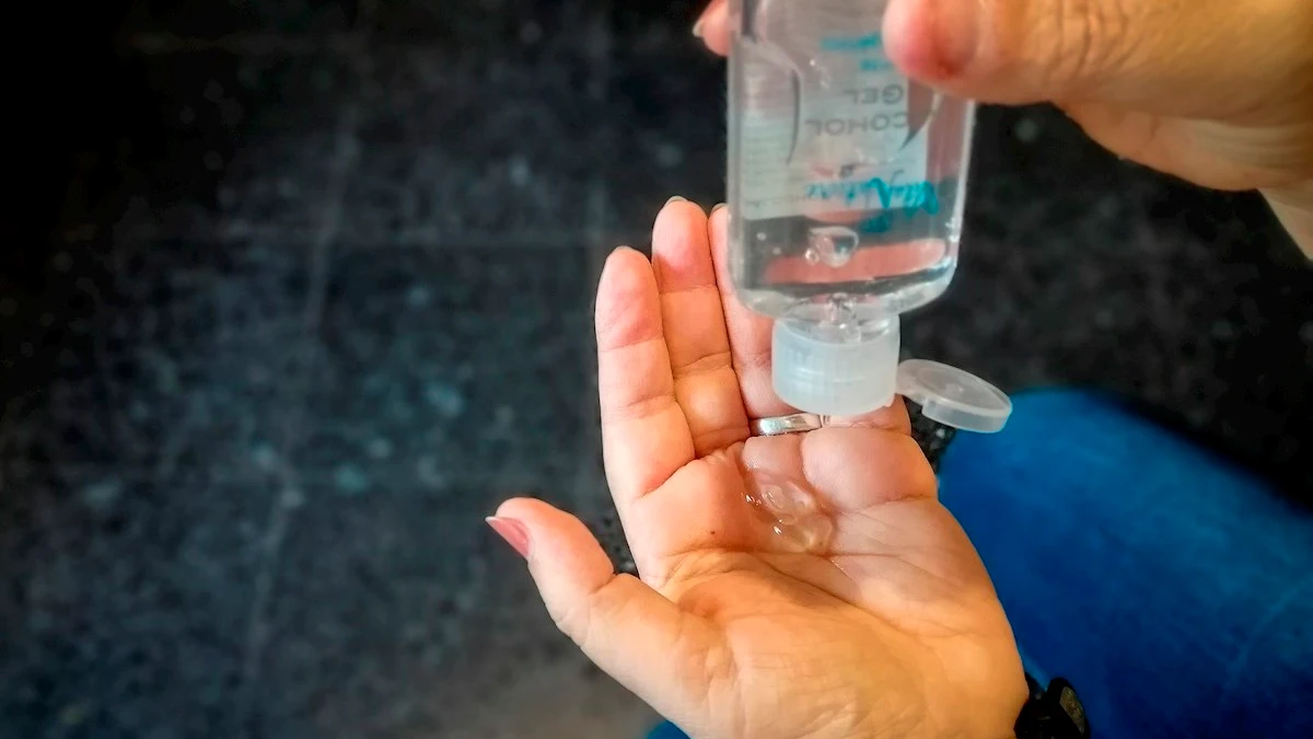Imagen de una mujer echándose en las manos un gel hidroalcóholico Imagen de una mujer echándose en las manos un gel hidroalcóholico