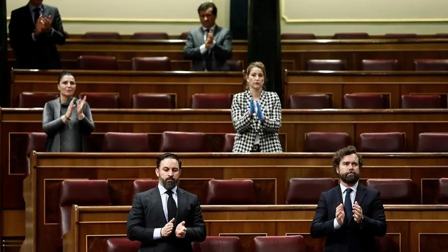 Diputados de Vox durante el aplauso sanitario en el pleno del Congreso