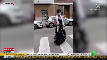 Un hombre se salta el confinamiento para bajar a la calle disfrazado de flamenca y bailar sevillanas