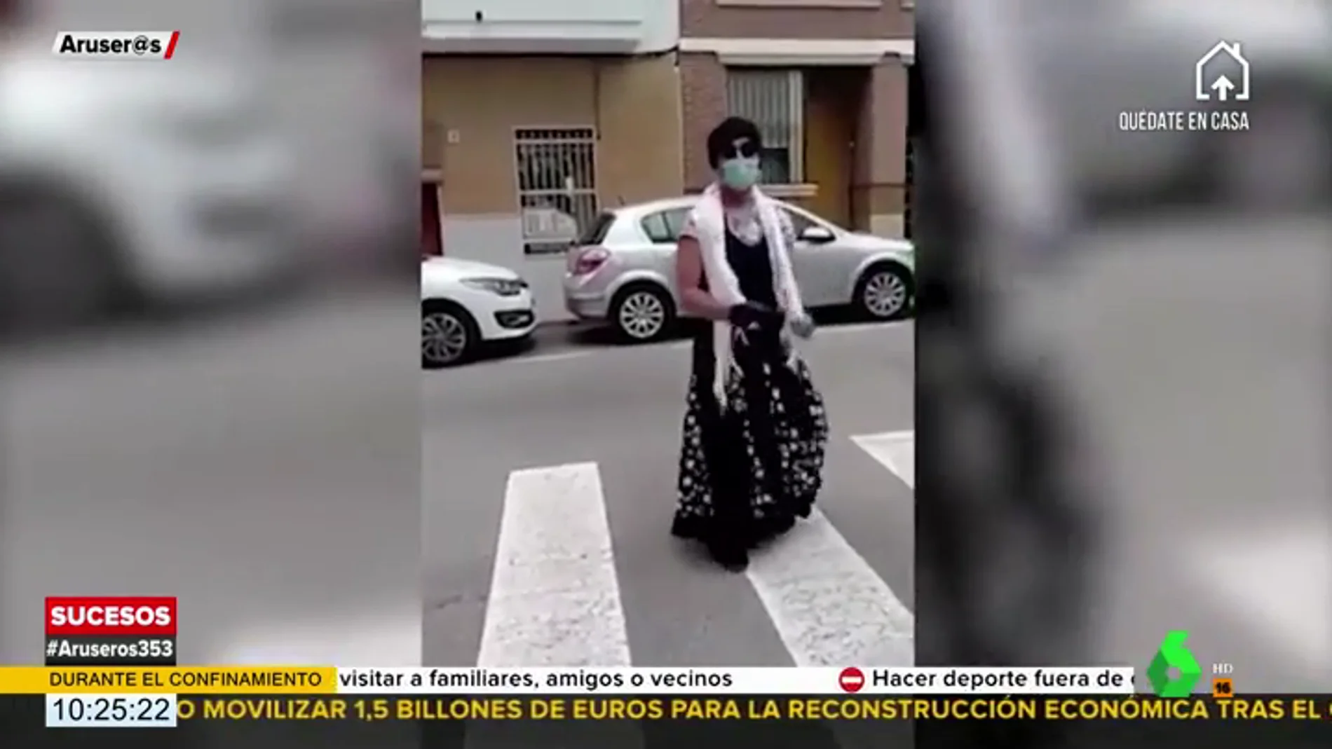 Un hombre se salta el confinamiento para bajar a la calle disfrazado de flamenca y bailar sevillanas