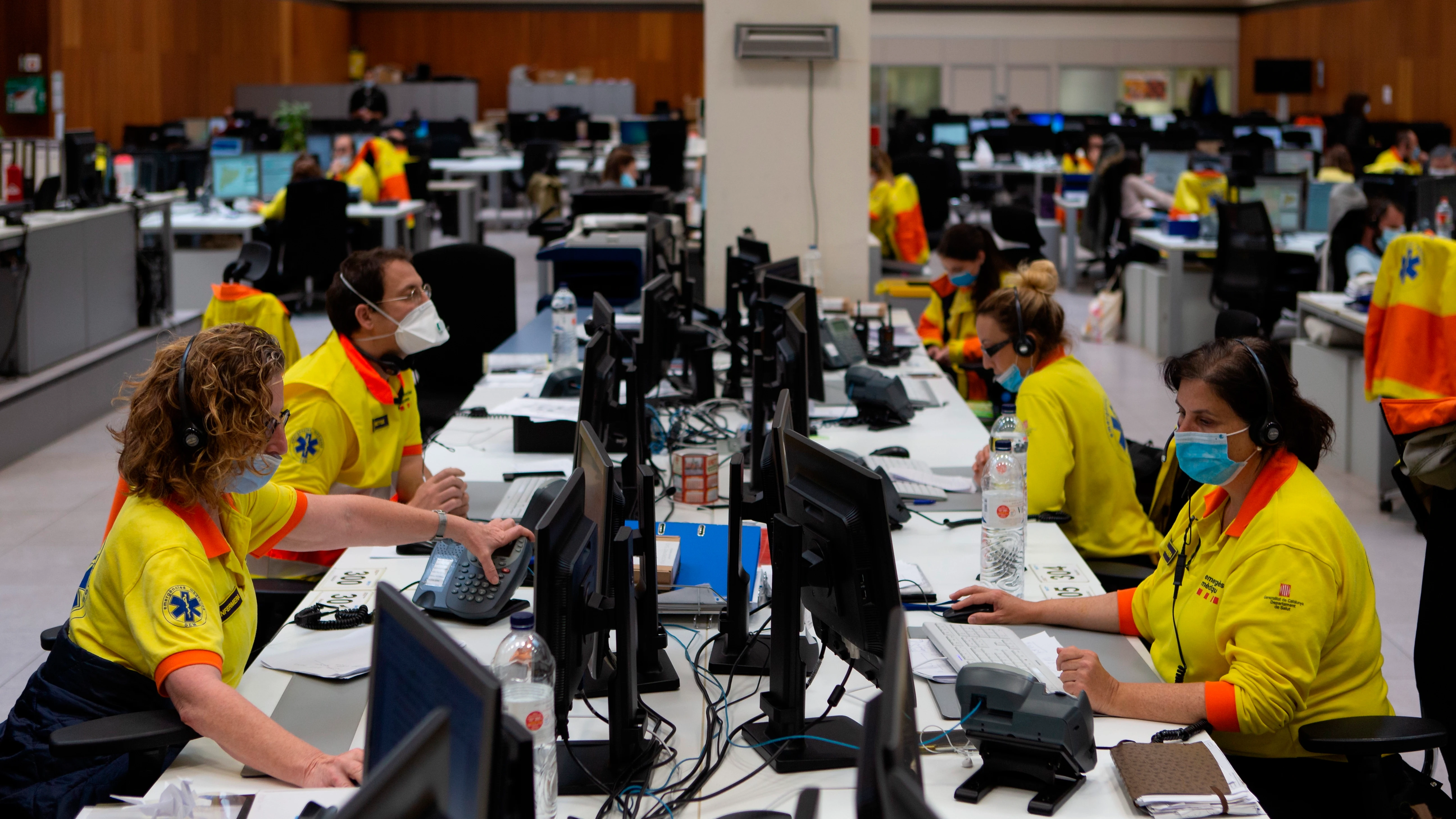 Un grupo de enfermeras trabaja en el centro de coordinación del Sistema de Emergencias Medicas (SEM)