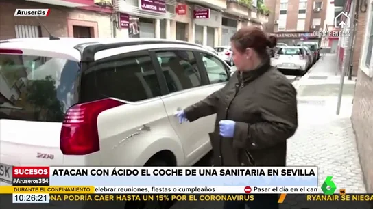 Destrozan con ácido el coche de una sanitaria de Sevilla Destrozan con ácido el coche de una sanitaria de Sevilla